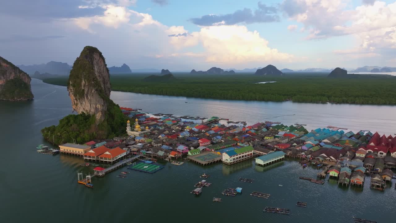 ภาพมุมสูงของเกาะปันหยี หมู่บ้านลอยน้ำในอ่าวพังงา ประเทศไทย