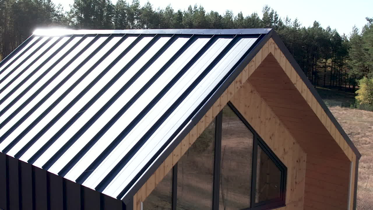 exterior de casa cabaña modular con loft en paisaje rural