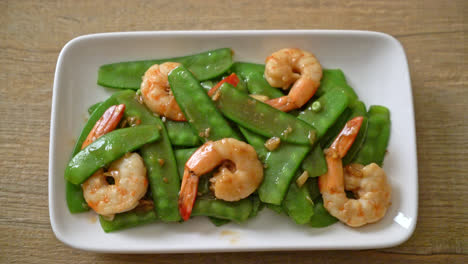 stir-fried green peas with shrimp - homemade food style