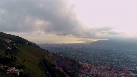 Toma-Aérea-De-Drones-De-La-Ciudad-De-Palermo,-Italia,-En-Un-Día-Nublado