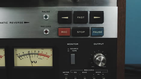 teac a6300 secuencia de primer plano de encendido - presionando play