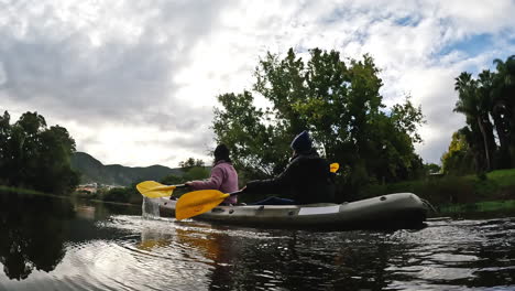 Lago,-Kayak-Y-Viajes-Con-Gente-Remando-Al-Aire-Libre