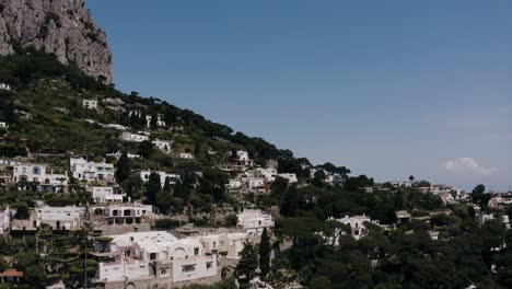 Drone-shot-of-homes-lining-Capri,-Italy's-unique-cliffside