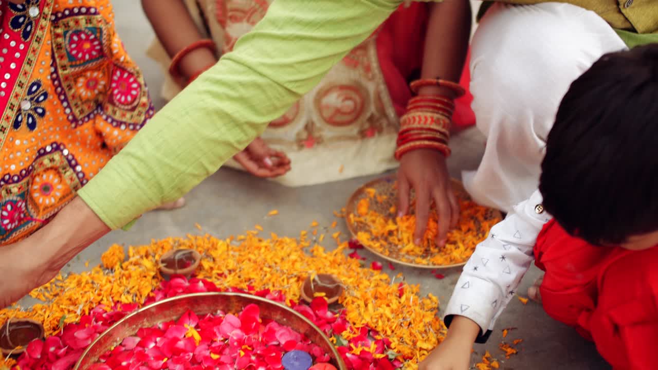 Genitori con bambini celebrano la tradizionale festa indiana del Diwali