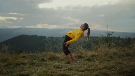 mujer de fitness estirando la espalda lentamente. entrenador de yoga equilibrando en las piernas
