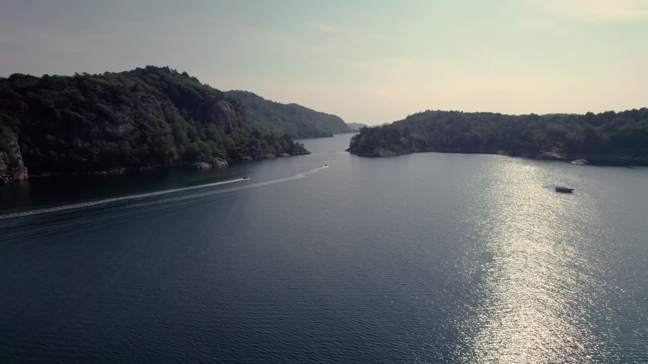 노르웨이 남쪽의 두 섬 사이에 경주하는 두 배의 드론 영상