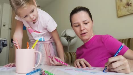 madre e hija dibujando juntos