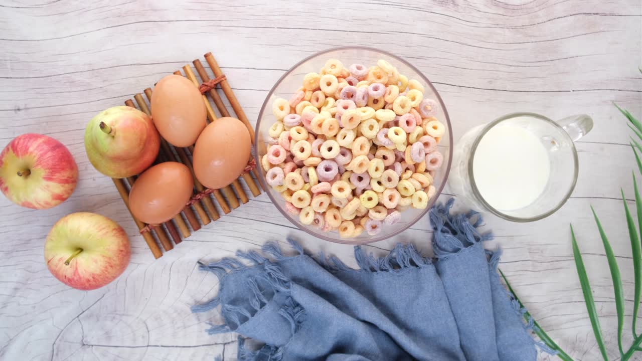 vista superior de los copos de maíz de cereales coloridos para el desayuno en un cuenco