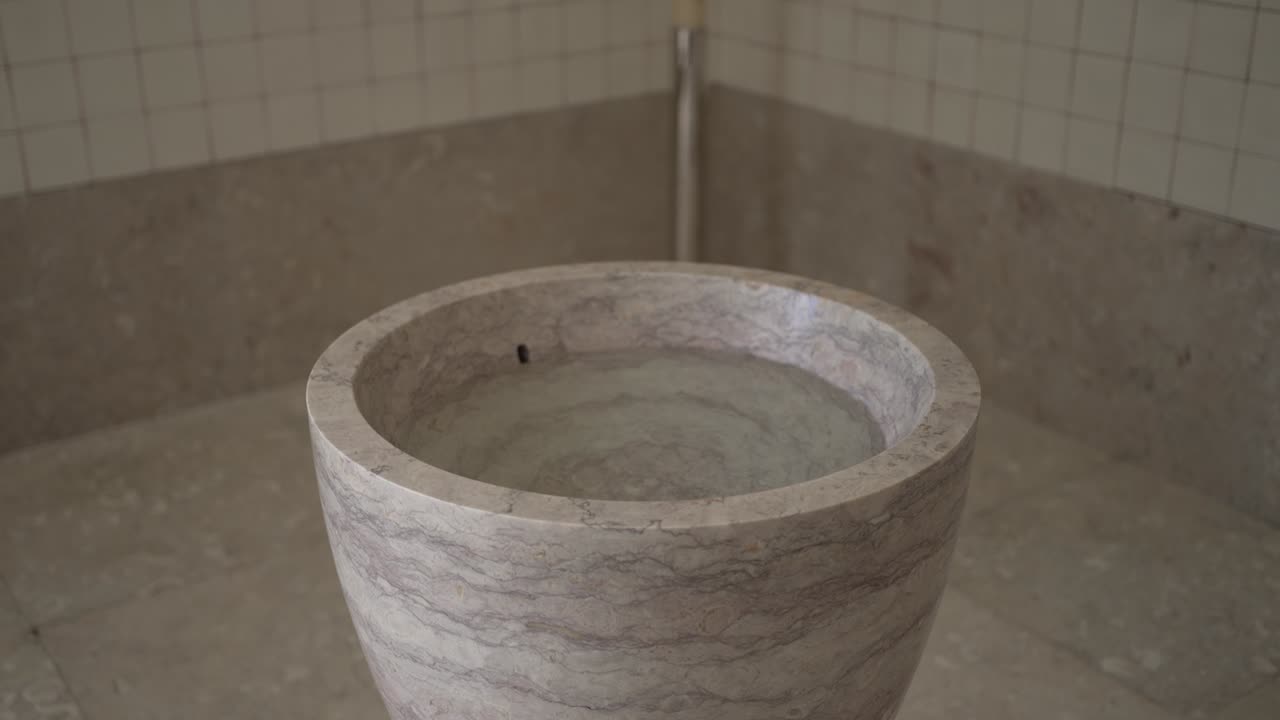 깨 한 물 을 가진  대리석 침례, 타일 로 된 내부 설정 에 배치