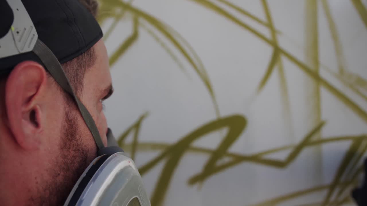 artista de graffiti pintando con spray de aerosol 4k