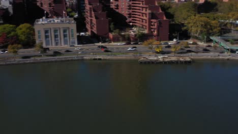 panorámica rápida de drones con tráfico en fdr drive a lo largo del río harlem en manhattan, nueva york
