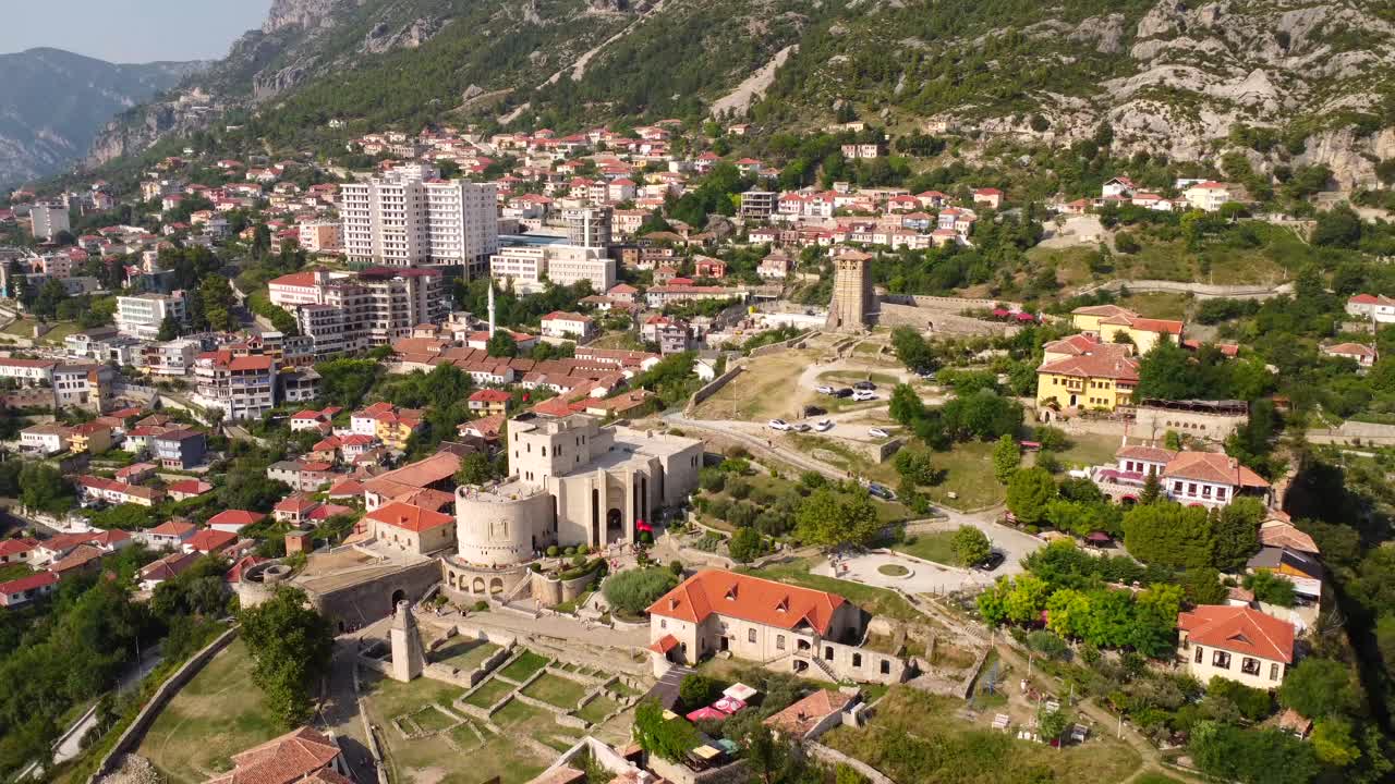 Vista aérea de una ciudad con edificios históricos y montañas