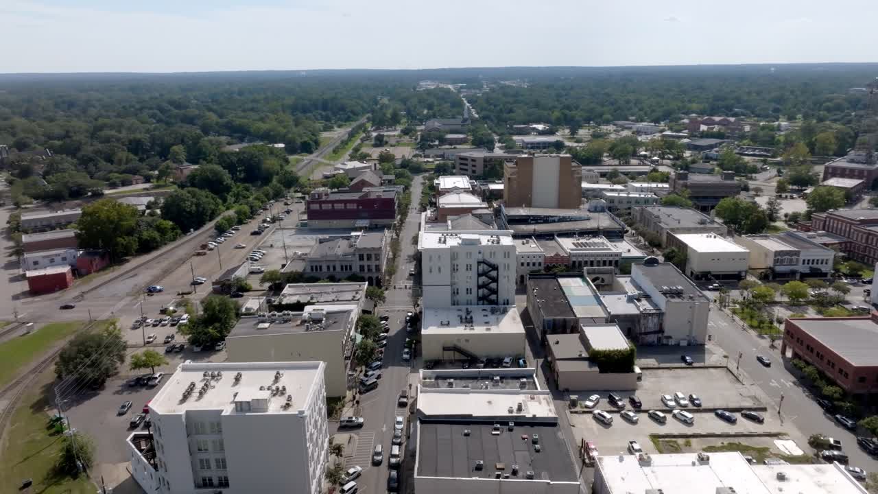 Centro di Hattiesburg, Mississippi, con video da drone che si muove in cerchio.