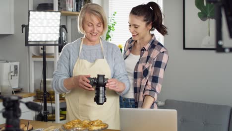 Video-Einer-älteren-Frau,-Die-Lernt,-Bilder-Für-Den-Blog-Zu-Machen