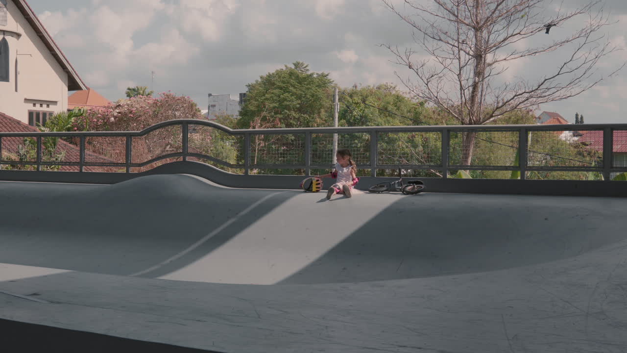 자전거를 타고 휴식을 취하는 십대 소녀