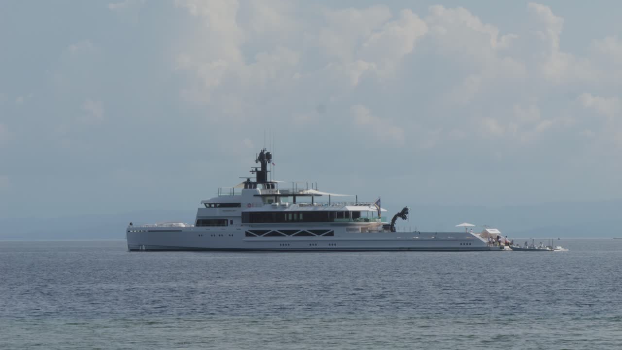 조용한 물에 고정 된 럭셔리 요트 wanderlust