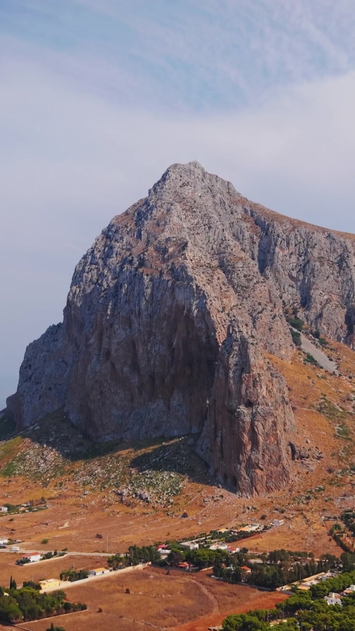 Drone verticale si alza verso Monte Monaco sopra ville e una piscina turchese.