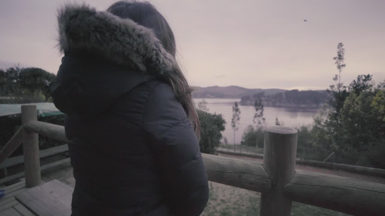 호수 앞의 여자와 그녀의 개 outdoog 집의 hd