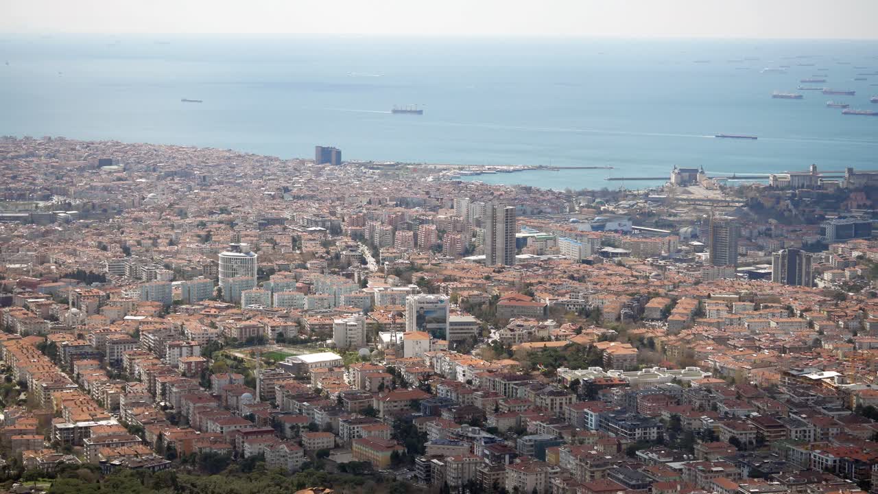 vista aérea de una ciudad costera