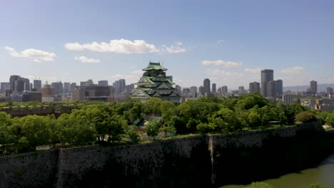 foto aérea del castillo de osaka con parque, foso, rascacielos y ciudad urbana en osaka, japón