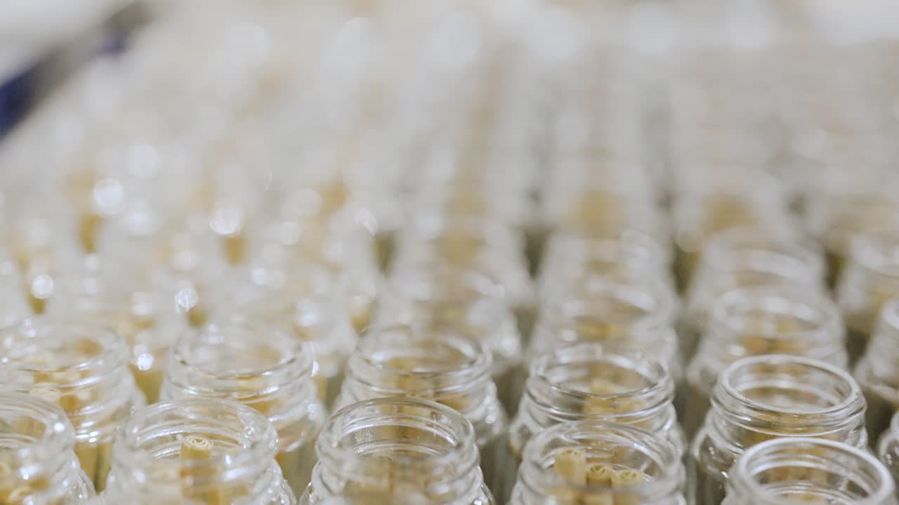 캘리포니아 생산 라인에서 화이트 레이블 대마초 조인트를 따라  ⁇ 리  ⁇