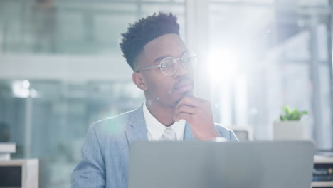 hombre de negocios, computadora portátil y pensar en el mercado de valores