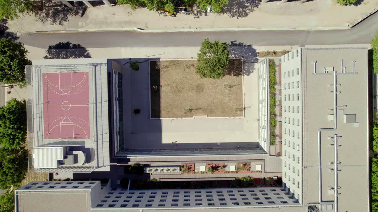edificio de la escuela desde la perspectiva de un avión no tripulado