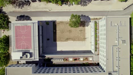Schulgebäude-Aus-Der-Vogelperspektive,-Drohnenaufnahme