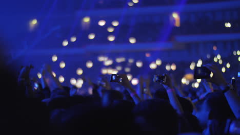 Fans-Tanzen-Und-Schießen-Mit-Mobiltelefonen-Auf-Lieblingssänger