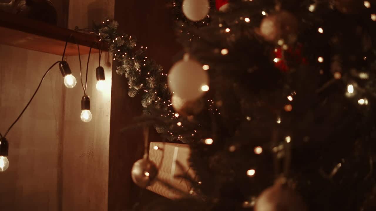 en la noche de navidad, santa entrega regalos a las casas mientras todos están dormidos. santa dejará regalos bajo el árbol de navidad en la casa decorada.
