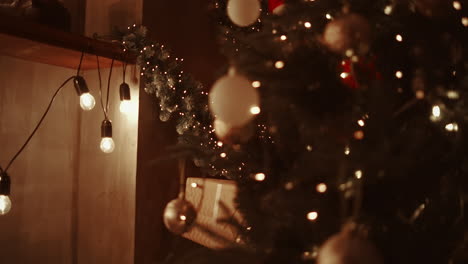 en la noche de navidad, santa entrega regalos a las casas mientras todos están dormidos. santa dejará regalos bajo el árbol de navidad en la casa decorada.