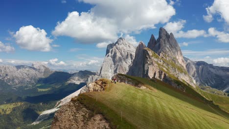 Vista-Aérea-De-La-Montaña-Seceda-En-El-Parque-Natural-Puez-Odle-En-Val-Gardena,-Trentino-alto-Adigio,-Italia