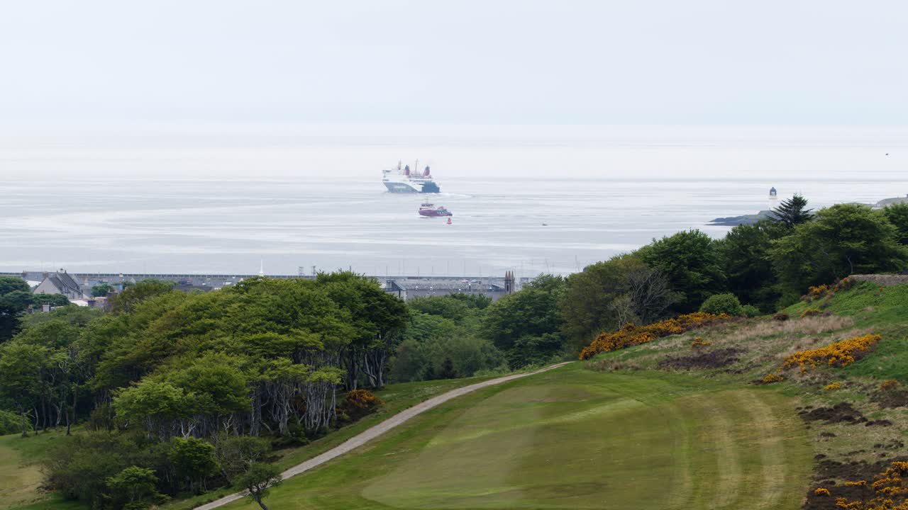 큰  ⁇ 시선 앞 에서 항해 하는 여객 페리 의 텔레포토  ⁇