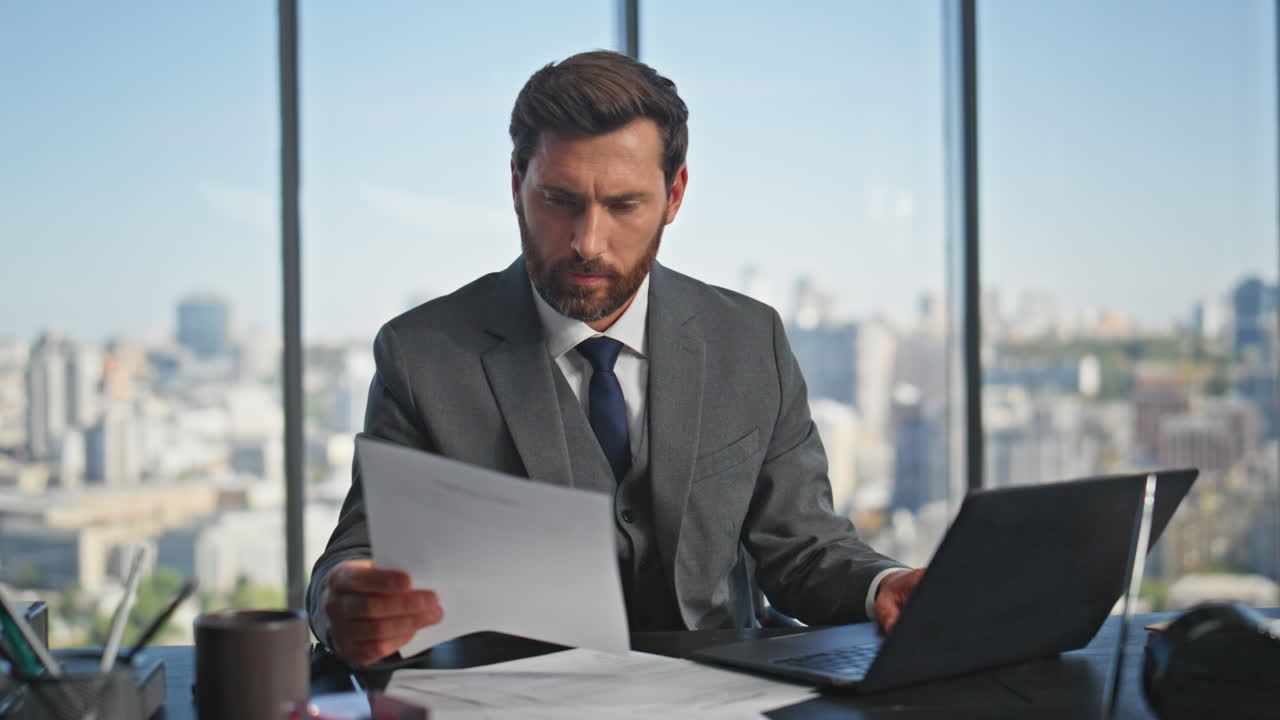 empresario estresado buscando error haciendo trabajo de papel en la oficina contemporánea.