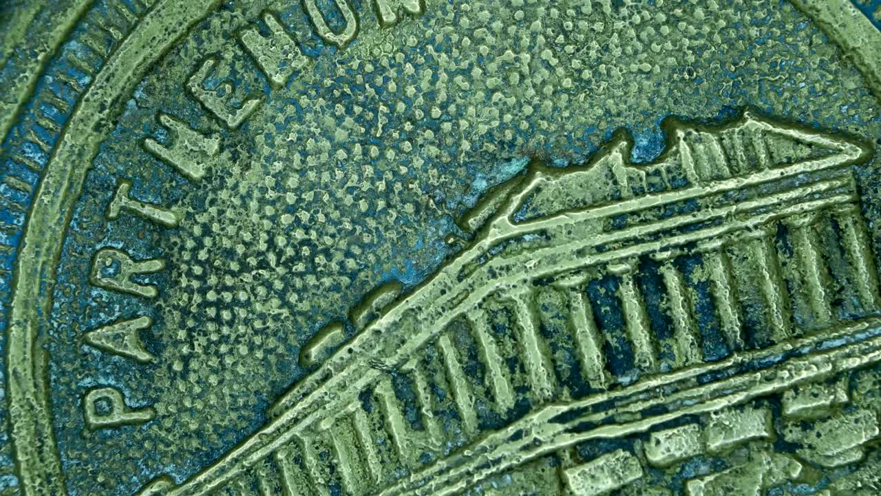 primer plano de monedas muy antiguas