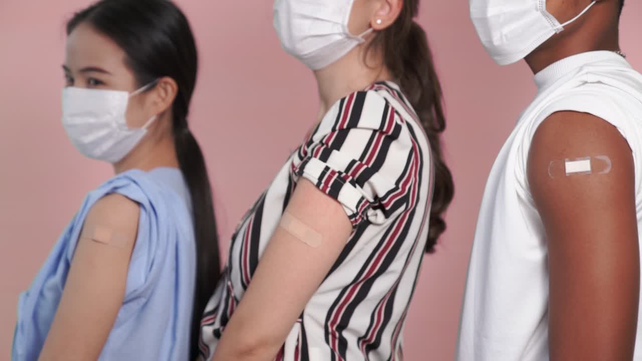 다양한 그룹의 사람들이 코로나19 백신 붕대를 즐겁게 보여주고 있습니다.