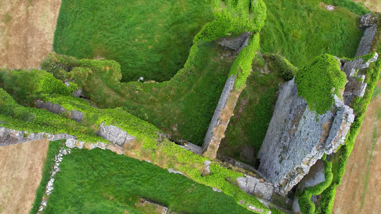 ballycarbery abandonado ruinas del castillo de musgo en vista panorámica aérea de arriba hacia abajo