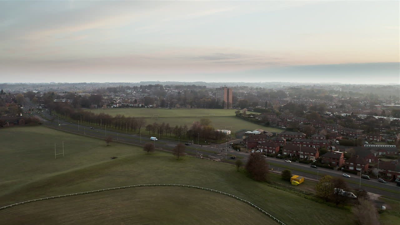 sobrevuelo aéreo de chapeltown, leeds al amanecer en el soleado día de primavera