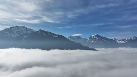 picos alpinos sobre un mar de niebla en walensee, suiza - desde el aire