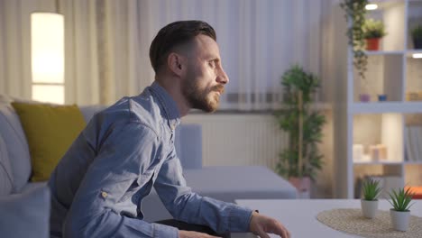 un hombre deprimido en casa es considerado.