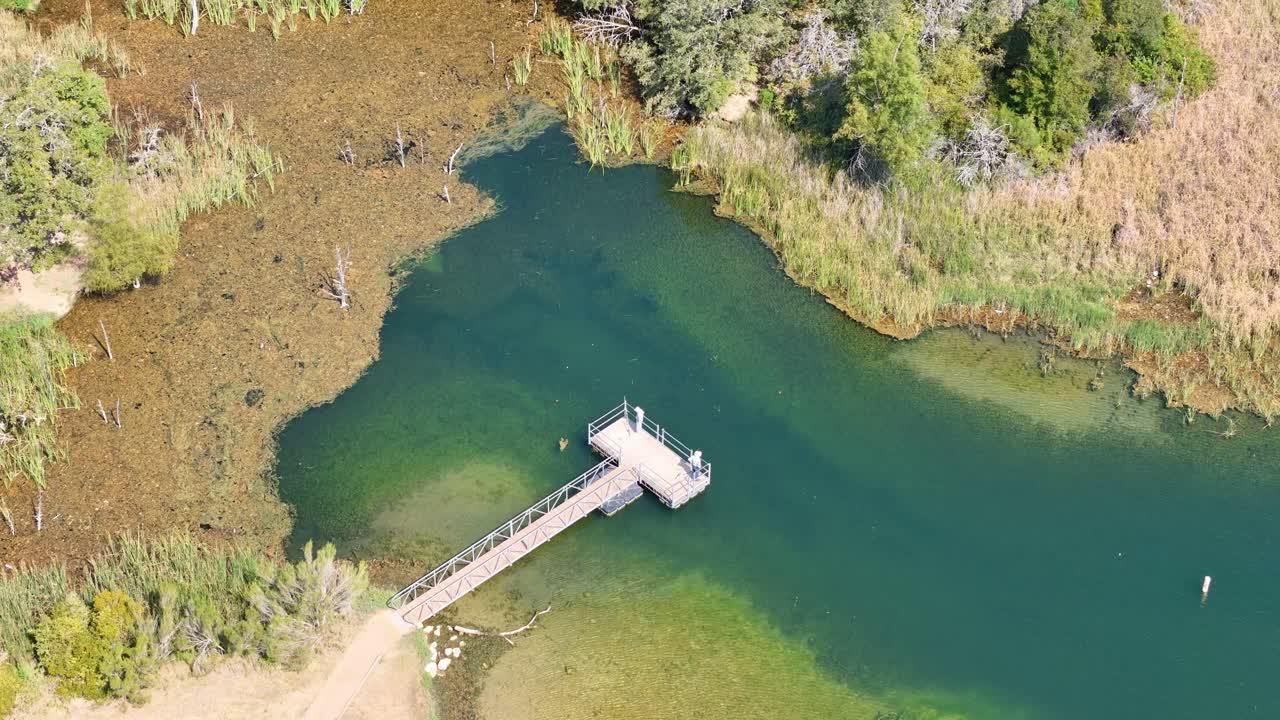 두 남자가 그 위에 서 있는 호수에 있는  ⁇ 시 기지에서 거의 위 아래로 보고