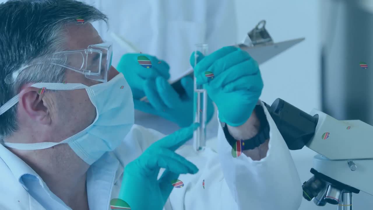 Animazione di sfere che cadono su un laboratorista caucasico che usa il microscopio