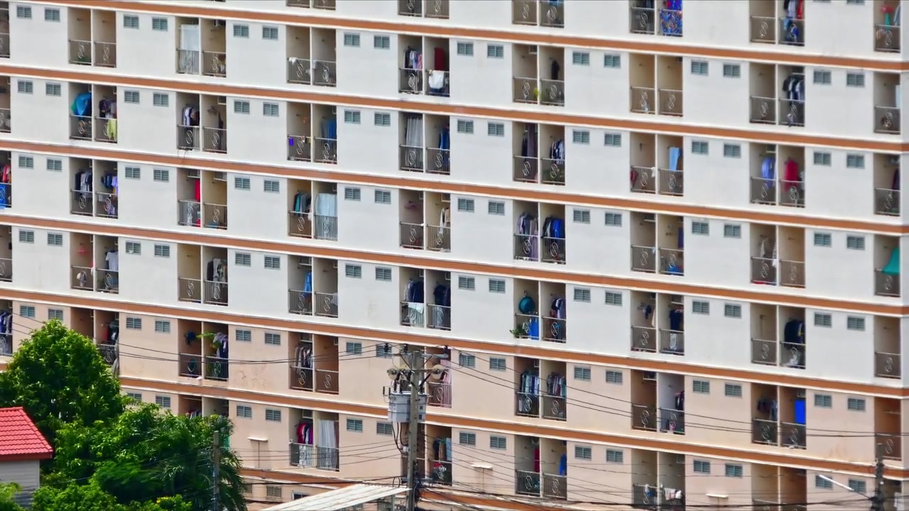 Timelapse di facciate di edifici moderni con finestre ripetute, strutture geometriche e luce mutevole, che creano un motivo architettonico dinamico e un'immagine urbana