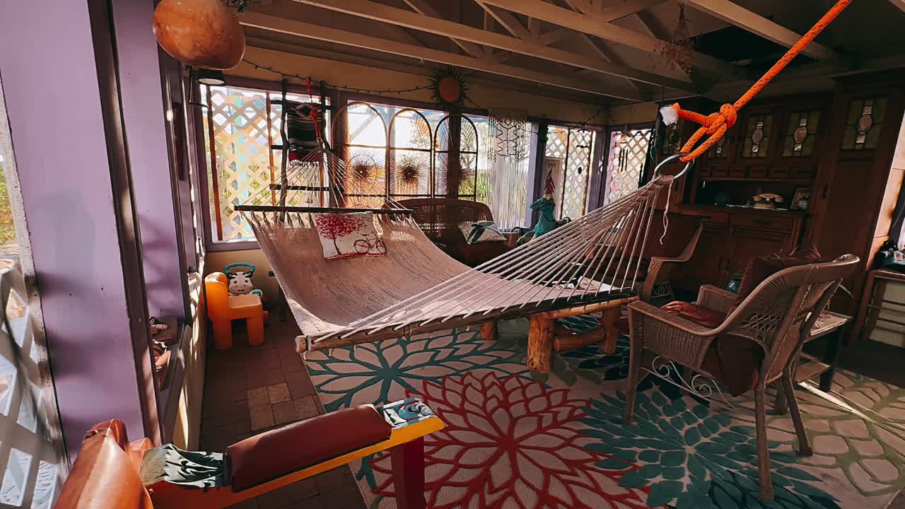 уютная солнцезащитная комната с гамаком