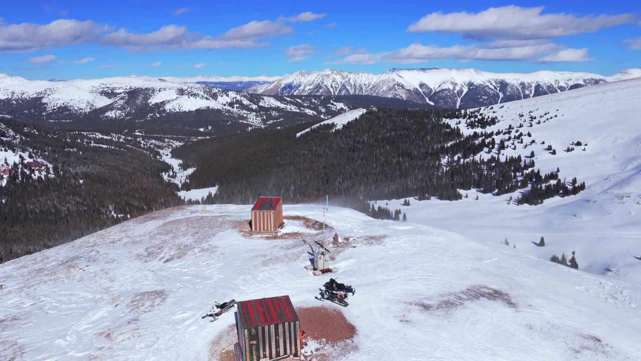 Inverno sentiero Vail Pass rifugio Ptarmigan Hill motoslitte drone aereo Montagne Rocciose del Colorado Passo Ptarmigan entroterra conca da valanga radure innevato cime aspre natura punto di riferimento paesaggio avanti