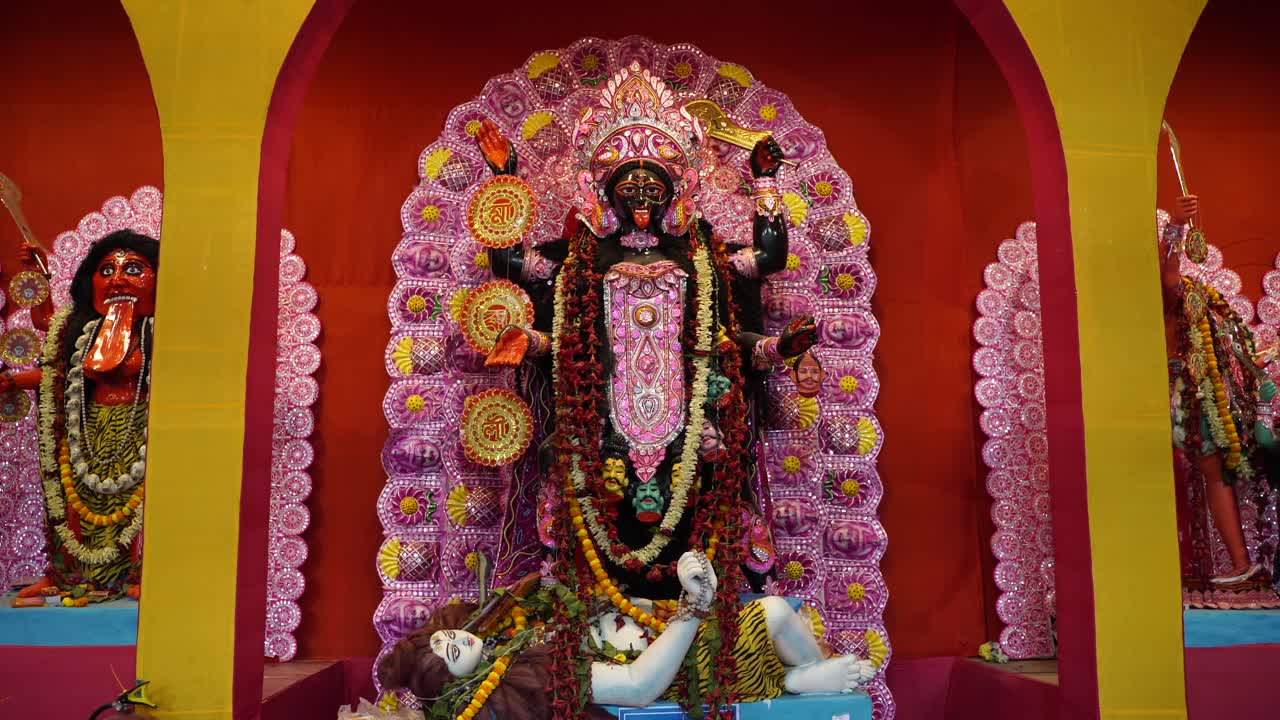 diwali es uno de los festivales más grandes de la india, kali, una de las deidades de los hindúes, es adorada en este festival