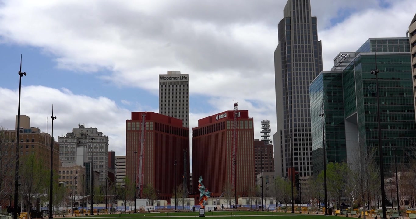 Horizonte do centro de Omaha, Nebraska, visto do Gene Leahy Mall