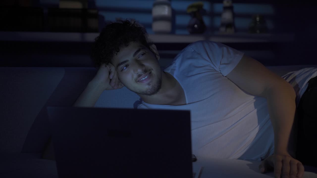 el joven exitoso se vuelve feliz.