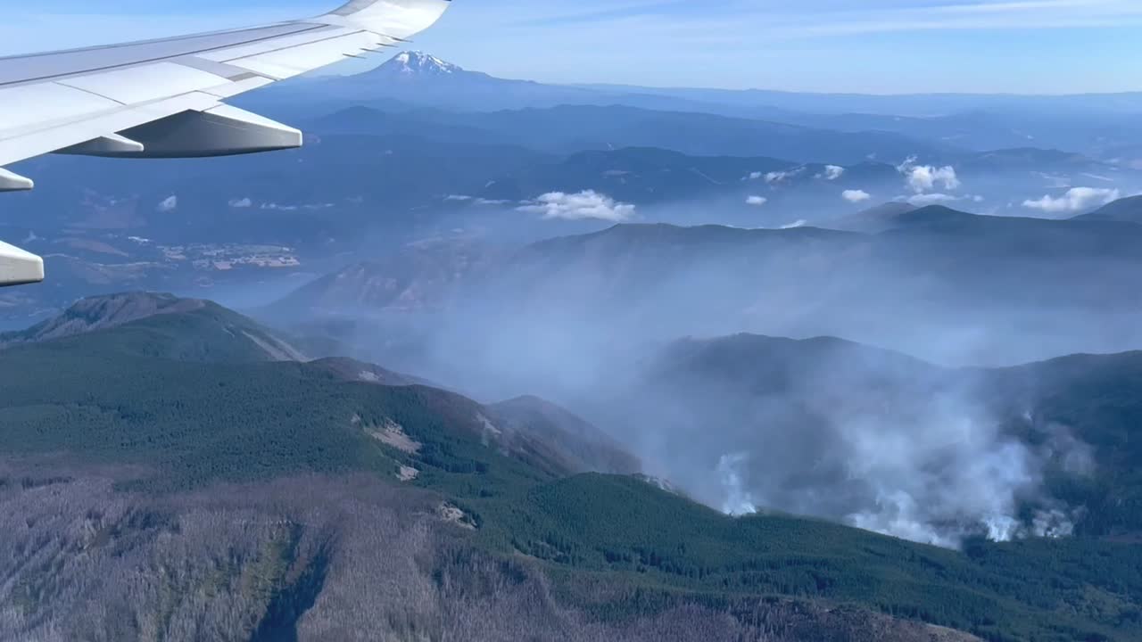 Vídeo aéreo de incendios forestales. Incendio forestal en las montañas