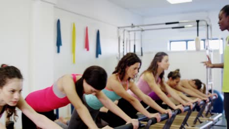 mujeres hermosas haciendo ejercicio en el estudio de fitness